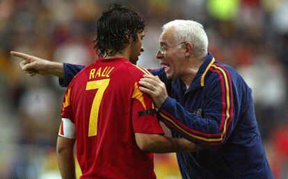 Luis Aragonés da instrucciones a Raúl en un partido de la selección española en 2005.