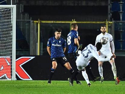 Mendy chuta para marcar su gol ante el Atalanta este miércoles en Bérgamo.