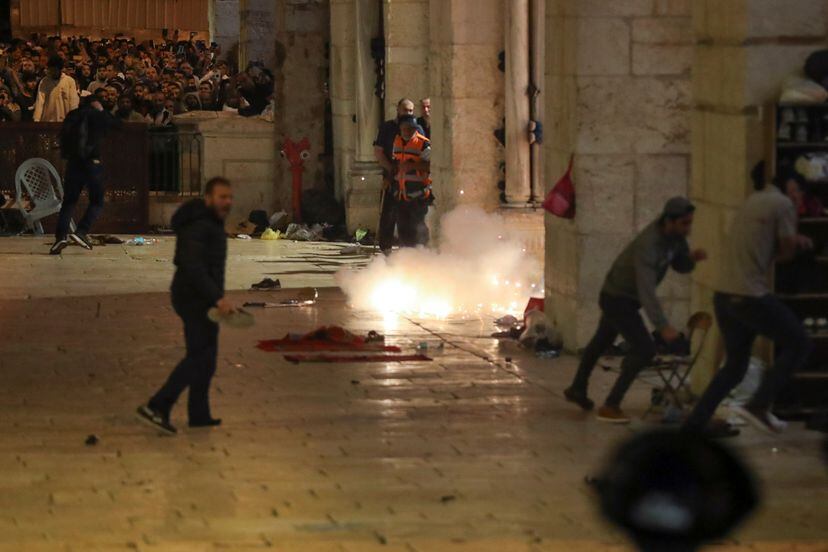 La policía israelí arroja granadas aturdidoras para desalojar a fieles palestinos de la mezquita de Al Aqsa, el viernes en Jerusalén.