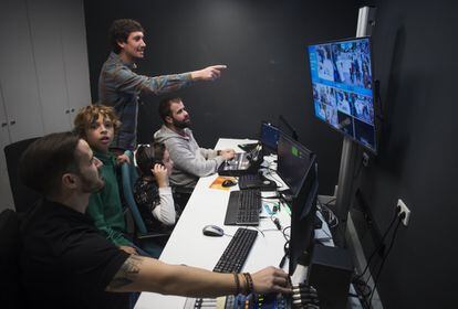 Desde el control, Hugo y Nicolás supervisaban la emisión del programa en directo en Facebook desde el estudio de la redacción de EL PAÍS junto a Luis Almodóvar, Luisma Rivas y Jaime Casal.