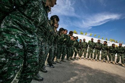 Soldados de las Fuerzas Democráticas Sirias celebran en la provincia de Deir Ezzor el anuncio de la liberación del último bastión del ISIS.