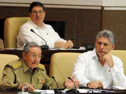 El presidente de Cuba, Raúl Castro (i), habla junto al primer vicepresidente Miguel Díaz-Canel (d) y el canciller Bruno Rodríguez (atrás) en La Habana (Cuba). EFE/Archivo