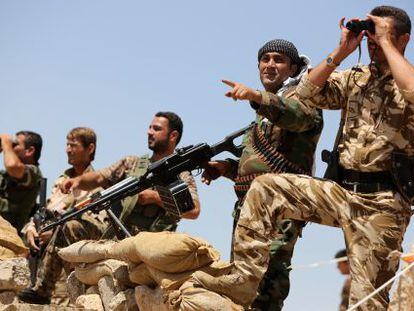 Soldados de las fuerzas kurdas, este martes en los alrededores del basti&oacute;n yihadista de Mosul. 
