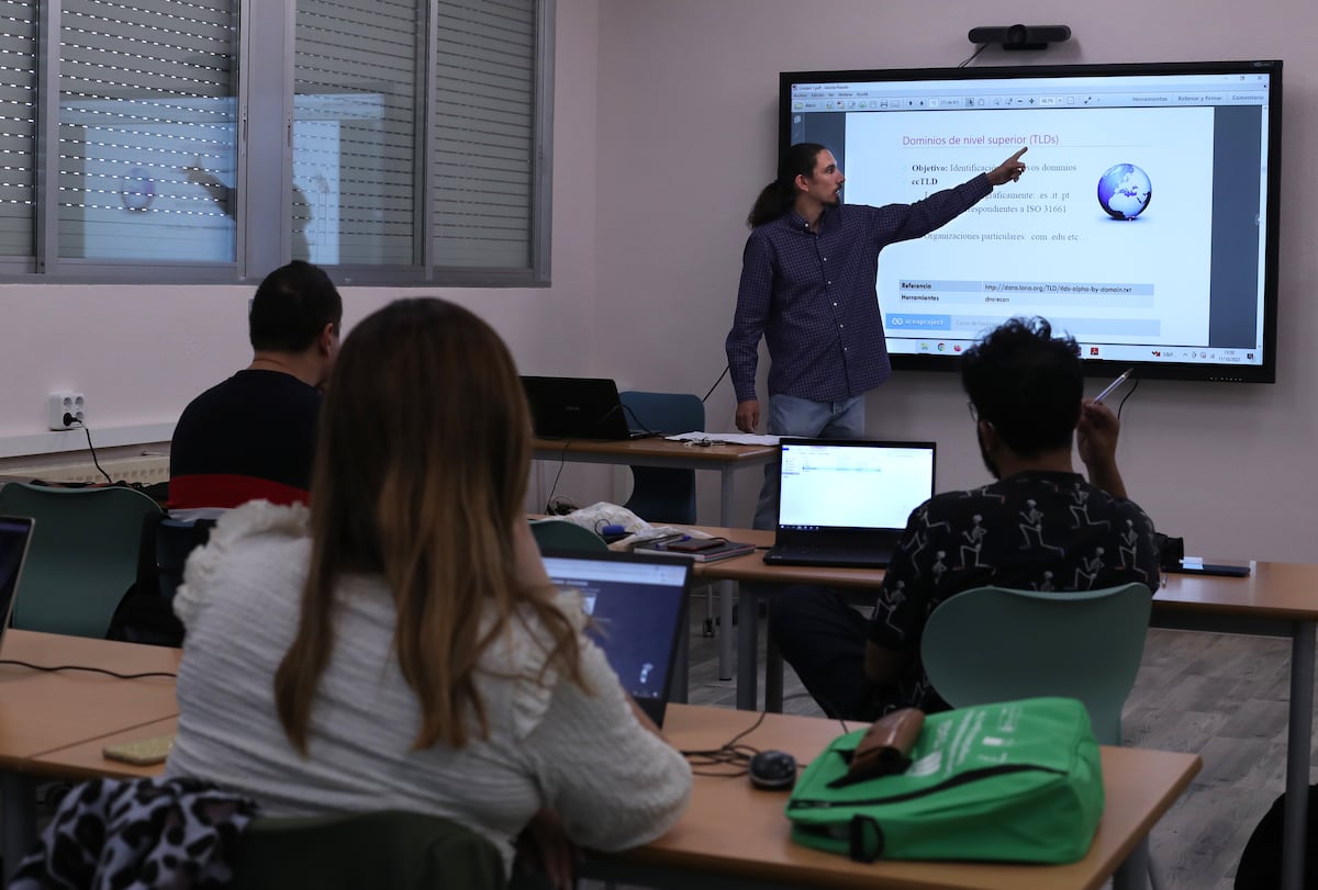 Las ofertas de empleo que piden titulados en FP pierden fuelle por la crisis de la industria | Economía