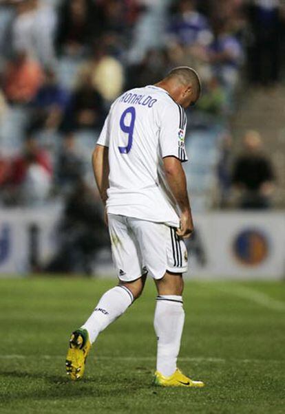 Ronaldo abandona el campo tras ser expulsado por doble amarilla ante el Getafe.