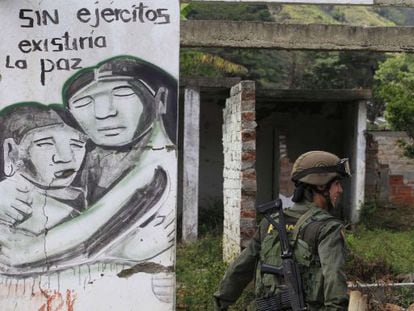 Un polic&iacute;a en Toribio, en El Cauca (Colombia).