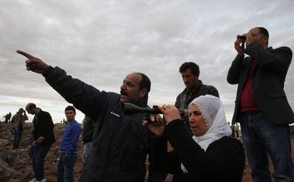 Un grupo de personas contempla los bombardeos sobre Kobane desde las colinas de Suruc, al otro lado de la frontera turca.