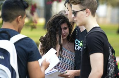 Una joven llora después de realizar uno de los exámenes en la Universidad de Valencia.