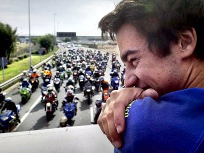 Dani Pedrosa, campeón del mundo de motociclismo en la categoría de 250cc, muestra su alegría montado en un autobús de dos pisos, seguido por una multitud de aficionados en moto, en Barcelona.