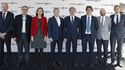 La ministra de Industria, Reyes Maroto (tercera por la izquierda), con el resto de directivos y autoridades durante la inauguración de la nueva planta de International Paper en Fuenlabrada (Madrid).