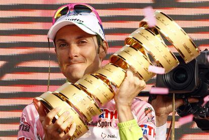 Ivan Basso celebra su triunfo en el Giro de Italia.
