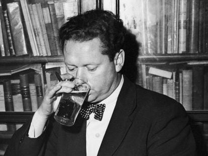 El poeta galés Dylan Thomas bebiendo una cerveza en Nueva York, hacia 1950.