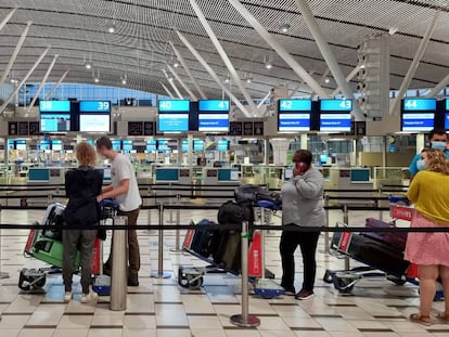 Pasajeros en una fila, en el aeropuerto de Cape Town (Sudáfrica). 