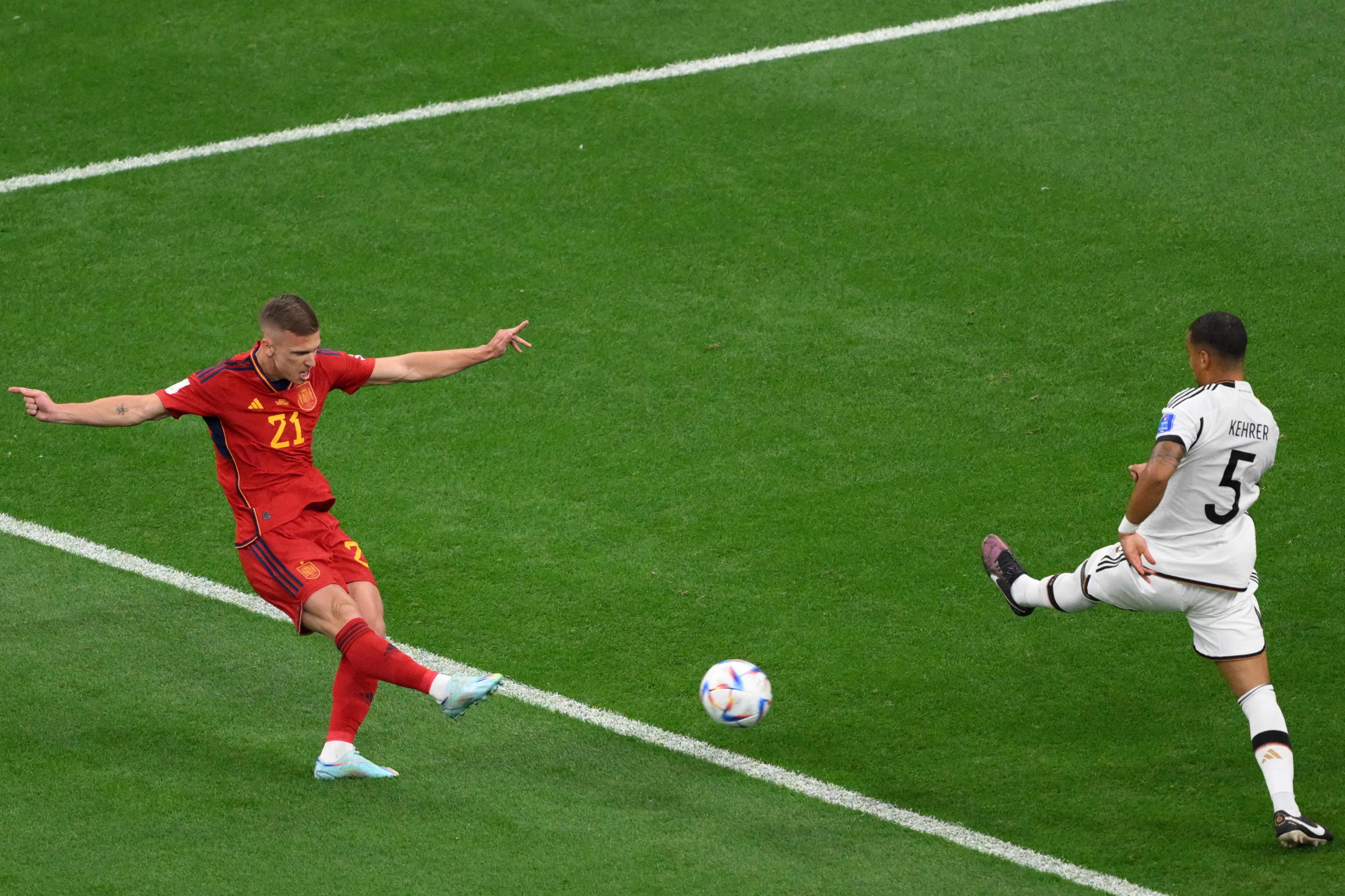 Dani Olmo dispara desde la frontal del áerea.