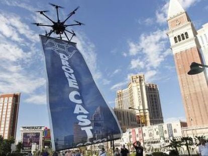 Uno de los drones de Dronecast, con un cartel promocional de la empresa.