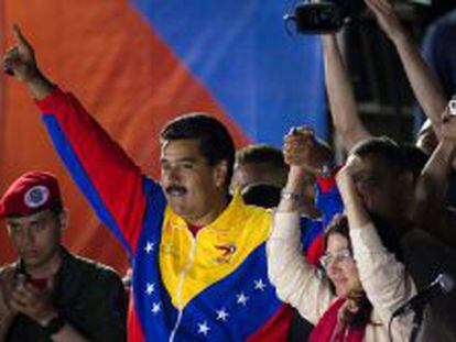 El presidente encargado y ganador de los comicios de en Venezuela, Nicol&aacute;s Maduro, saluda a los seguidores en Caracas.