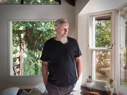 Eduardo Longoni en su casa de Buenos Aires, tras la entrevita con EL PAÍS.