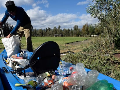 Omar Menchaca recoge plástico de los canales de Xochimilco, en Ciudad de México, en enero de 2022.