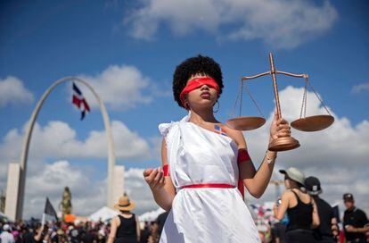 Una mujer, que representa a la justicia, participa en una protesta en Santo Domingo (República Dominicana).