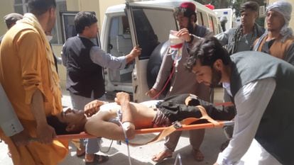 Traslado de uno de los heridos en el ataque en el que fueron asesinados 10 trabajadores de la organización de desminado Halo Trust, en Baghlan, Afganistán, este miércoles.