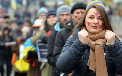 Manifestaci&oacute;n de opositores ante la oficina presidencial en Kiev hoy. 