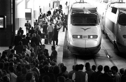 Un convoy del AVE en su viaje inaugural Madrid-Sevilla en la estación de Atocha. 21-4-1992.