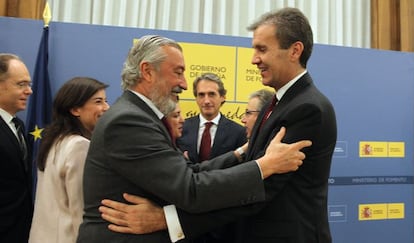 El nuevo presidente de Renfe, Juan Alfaro (derecha), es felicitado por el secretario de Estado de Infraestructuras, Julio Gómez Pomar, ante la mirada del ministro de Fomento, Íñigo de la Serna. La imagen, del mes pasado, corresponde al acto de la toma de posesión de Alfaro y otros altos cargos de Fomento.