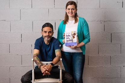 El chef de Valencia Montessori School, Juan Llorca, y la dietista-nutricionista, Melisa Gómez, acaban de publicar 'Leche con galletas'.