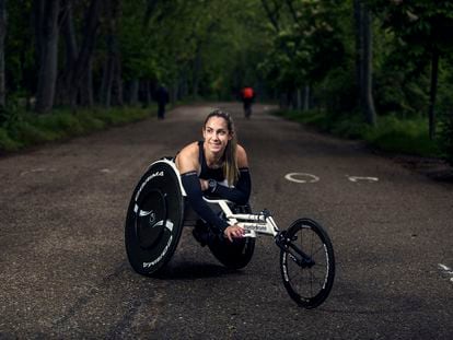 La atleta paralímpica Carmen Giménez, en la Casa de Campo, donde entrena.