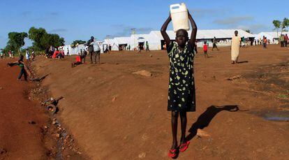Una refugiada lleva una jarra de agua en el campamento de Palabek en Lamwo, en el norte de Uganda el pasado viernes. 