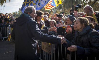 El president de la Generalitat, Quim Torra, saludant aquest dilluns els seus partidaris a les portes del Tribunal Superior de Justícia de Catalunya.
