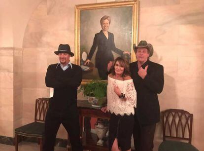 Sarah Palin, Kid Rock y Ted Nugent frente al retrato de Hillary Clinton en la Casa Blanca.