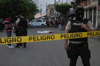 Elementos de la policía vigilan la escena de un crimen en Ecuador. 