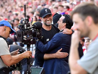 Emery saluda a Klopp en Anfield, antes del 2-0.