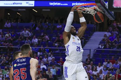 Yabusele crushes Baskonia's rim in the second match of the ACB semifinals.