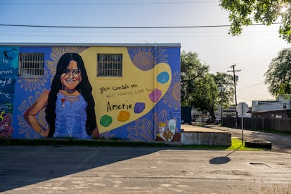 Un mural de Amerie Jo Garza, de 10 años, quien perdió la vida durante el tiroteo en la Escuela Primaria Robb hace un año, en Uvalde.