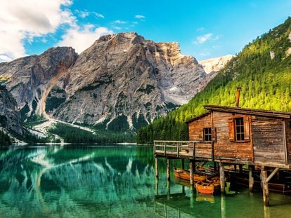 Una cabaña en el lago di Braies, en los Dolomitas (Italia).