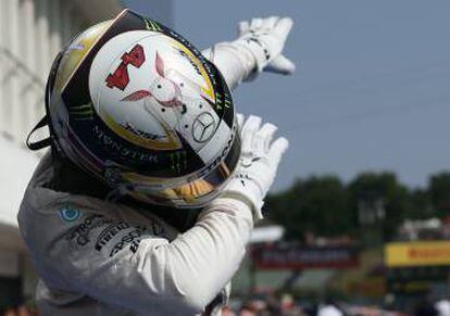 Hamilton hace un gesto de victoria tras la carrera.