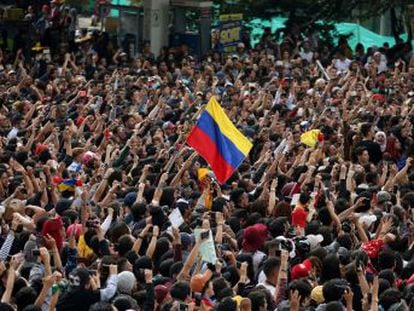 Miles de personas se movilizan de forma pacífica en la capital de Colombia en apoyo de las protestas