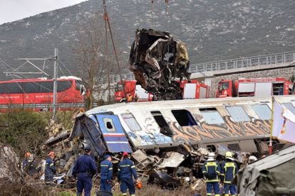Restos de los vagones de los trenes que colisionaron el pasado martes cerca de la ciudad de Larissa, en Grecia.