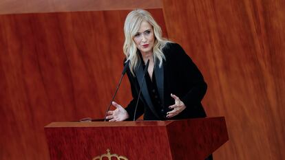 La expresidenta madrileña Cristina Cifuentes interviene en el pleno extraordinario celebrado en la Asamblea de Madrid para conmemorar su 40º aniversario la pasada semana.