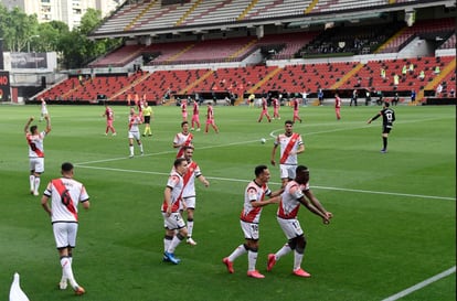 Advíncula celebra el primer gol tras el parón.