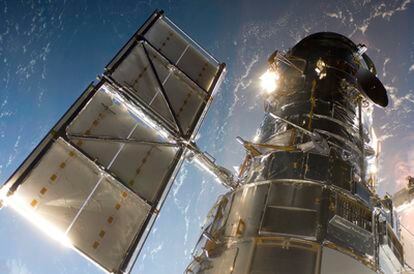 El telescopio espacial fotografiado desde el transbordador durante una de las misiones de puesta a punto y reparación del observatorio.