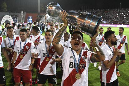 Enzo P&eacute;rez, figura de River y la selecci&oacute;n, levanta la Copa Argentina.