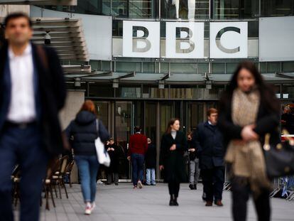 Pedestrians walk past a BBC logo at Broadcasting House, as the corporation announced it will cut around 450 jobs from its news division, in London, Britain January 29, 2020. REUTERS/Henry Nicholls