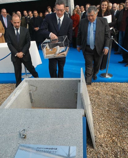 De izquierda a derecha, en el acto de primera piedra de Mercamadrid de febrero de 2007, el ex concejal de Economía Miguel Ángel Villanueva; el exalcalde de Madrid Alberto Ruiz-Gallardón y el expresidente de Mercamadrid Luis Blázquez.