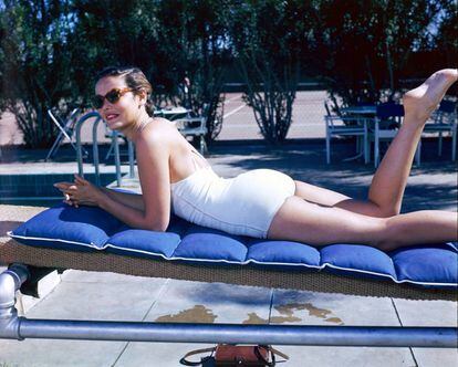 Gene Tierney tomando el sol en 1940. Fue considerada "la mujer más bella del mundo".