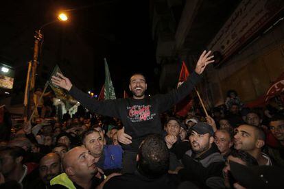 Samer Issawi es recibido en su villa por una multitud al ser liberado el 23 de diciembre pasado. 