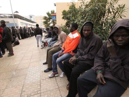 Inmigrantes que saltaron la valla, en la comisar&iacute;a de Melilla.