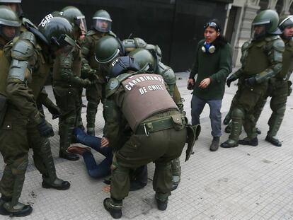 Carabineros chilenos detienen a un hombre durante una manifestación el 1 de junio.